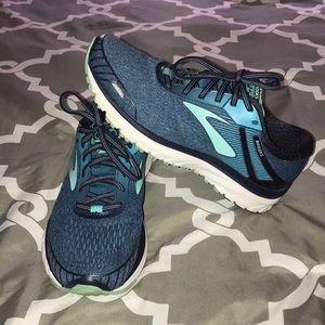 Women’s Brooks shoes